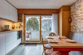 Nev 404 Centrally located 6 pax apartment and garage